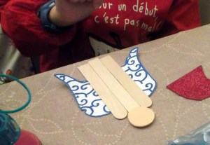 angel con palos de madera