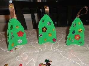 arboles de navidad con fieltro y lentejuelas