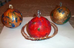 MANUALIDAD CON BOLAS DE CORCHO