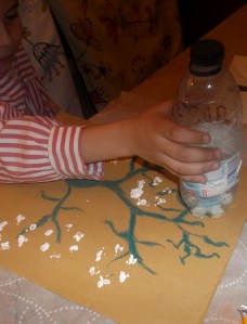 PINTAR CON UNA BOTELLA DE PLASTICO