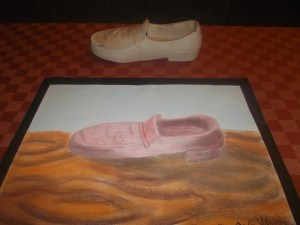 Dibujo de un zapato copiando de un modelo al natural