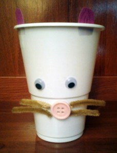 GATITO CON VASO DE PLASTICO