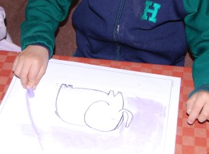 Dibujo de elefante al pastel pintado por niños 7
