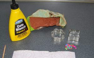 colgante de arcilla y piedras