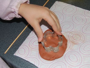 colgante de arcilla y piedras