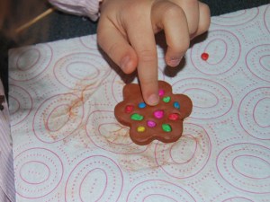 colgante de arcilla y piedras