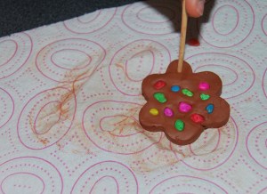 colgante de arcilla y piedras