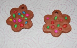 colgante de arcilla y piedras