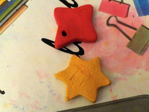 HACER COLGANTES CON ARCILLA DE COLORES