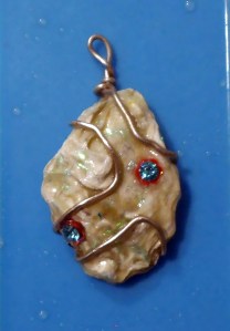 Colgante conchas marinas, alambre y resuna 1