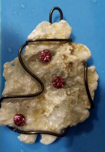 COLGANTES DE CONCHAS, ESPONJAS Y OTRAS COSILLAS MARINAS Colgante conchas marinas, alambre y resuna 4