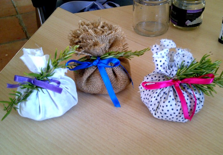 Hacer saquitos con plantas aromaticas