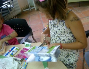 Manualidades con niños en torrejon de ardoz Monedero con tetra brik 1