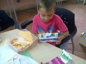 Pliega el tercio inferior hacia la parte superior y el tercio superior restante hacia el inferior. Monedero con tetra brik 2