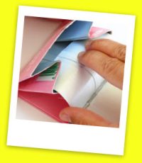 Introduce la solapa próxima al tercio inferior de manera que una ambos compartimentos. La solapa restante nos servirá de cierre del monedero. monedero-tetra-brik-4