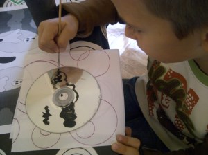 manualidad halloween arbol con murcielagos, arañas y cd reciclados 1