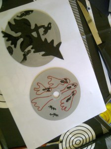 manualidad halloween arbol con murcielagos, arañas y cd reciclados 2