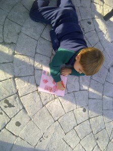 dibujo al aire libre con pasteles por niños10