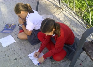 dibujo al aire libre con pasteles por niños12