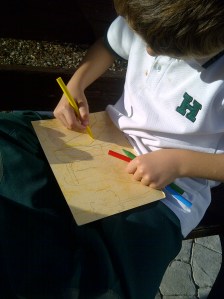 dibujo al aire libre con pasteles por niños14