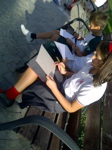 dibujo al aire libre con pasteles por niños15