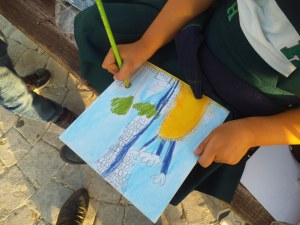 dibujo al aire libre con pasteles por niños17