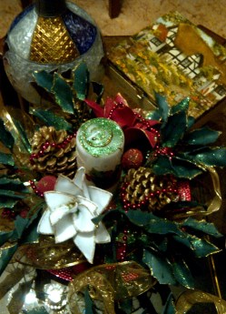 Centro de navidad con goma eva y piñas